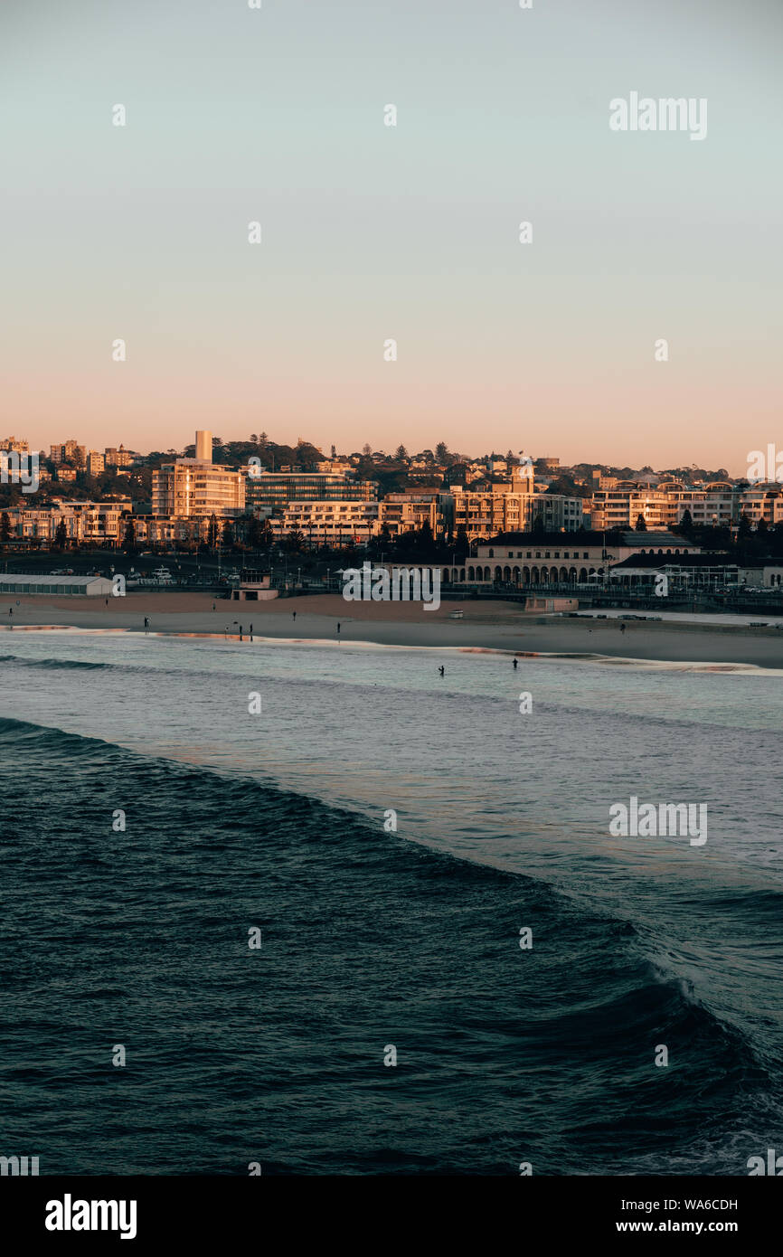 Les premiers rayons de soleil du matin qui a frappé le sud pointe bondi sur un froid matin d'hiver. Banque D'Images