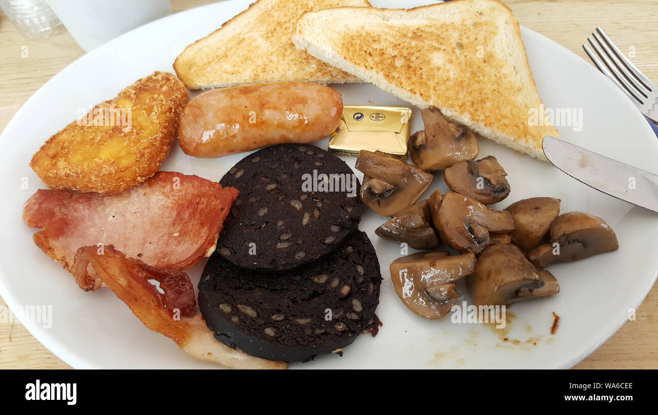 Petit-déjeuner anglais complet traditionnel sur une plaque blanche Banque D'Images