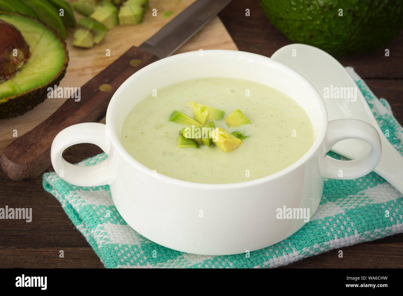 Soupe à l'avocat crème avocat frais, avec un régime alimentaire. Banque D'Images