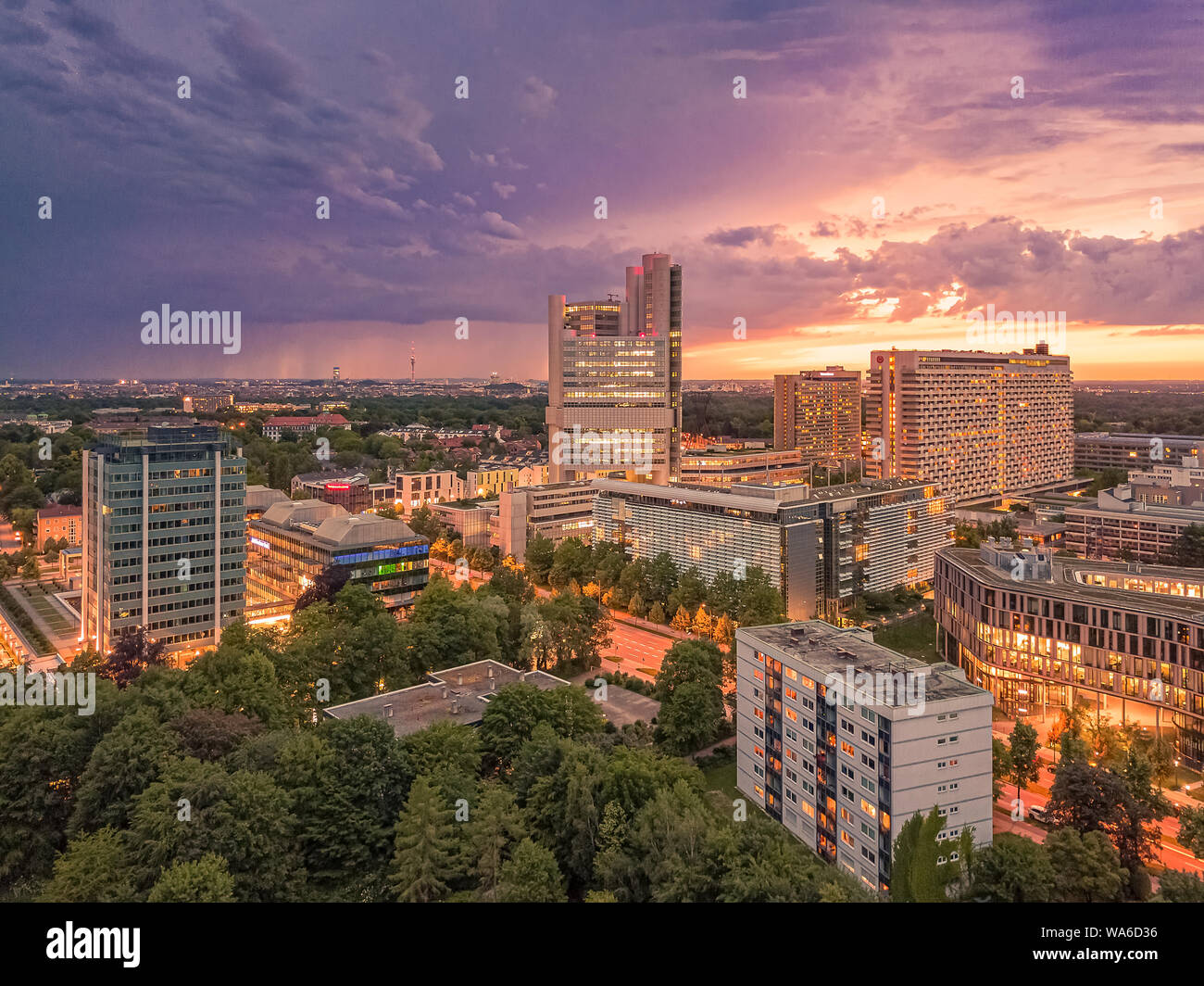 Au-dessus de Munich, un droneshot panoramique dans la soirée colorée. Banque D'Images