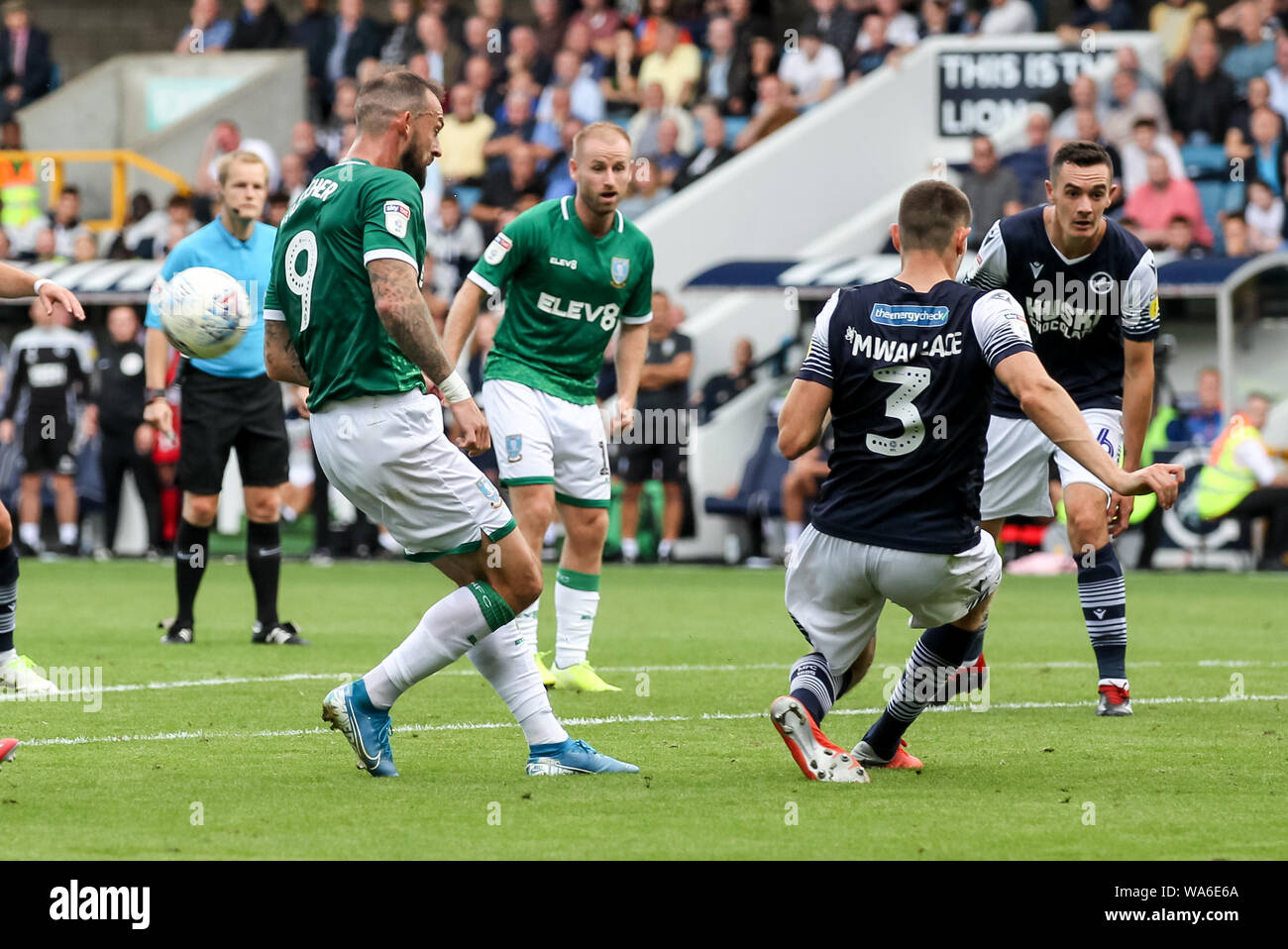 Steven Fletcher de Sheffield Mercredi a un projectile bloqué par Murray Wallace de Millwall pendant l'EFL Sky Bet match de championnat entre Millwall et Sheffield Wednesday à la Den, Londres, Angleterre le 17 août 2019. Photo de Ken d'Étincelles. Usage éditorial uniquement, licence requise pour un usage commercial. Aucune utilisation de pari, de jeux ou d'un seul club/ligue/dvd publications. Banque D'Images