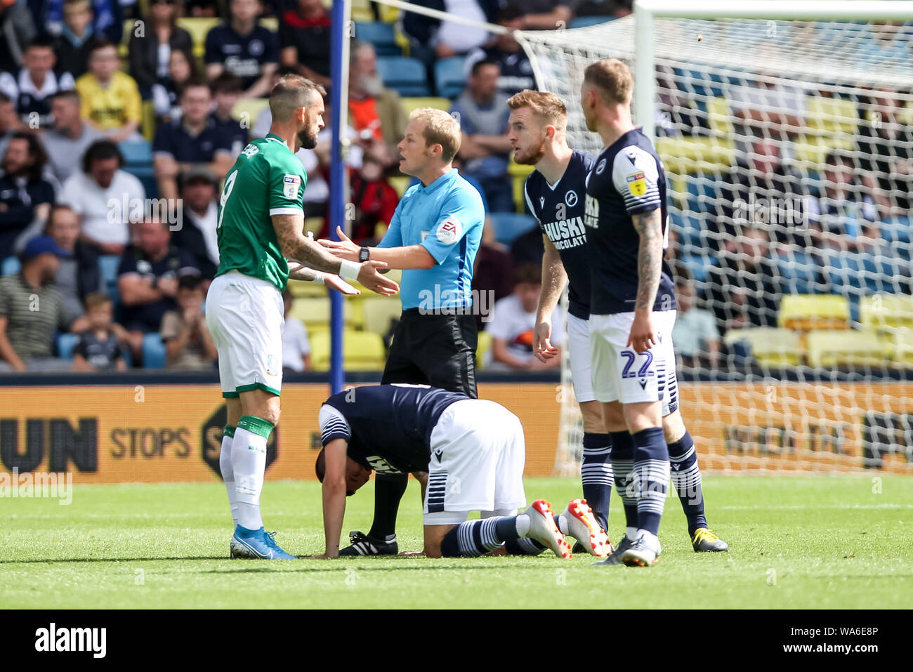 Steven Fletcher de Sheffield mercredi est parlé par l'arbitre M. Gavin Ward au cours de l'EFL Sky Bet match de championnat entre Millwall et Sheffield Wednesday à la Den, Londres, Angleterre le 17 août 2019. Photo de Ken d'Étincelles. Usage éditorial uniquement, licence requise pour un usage commercial. Aucune utilisation de pari, de jeux ou d'un seul club/ligue/dvd publications. Banque D'Images