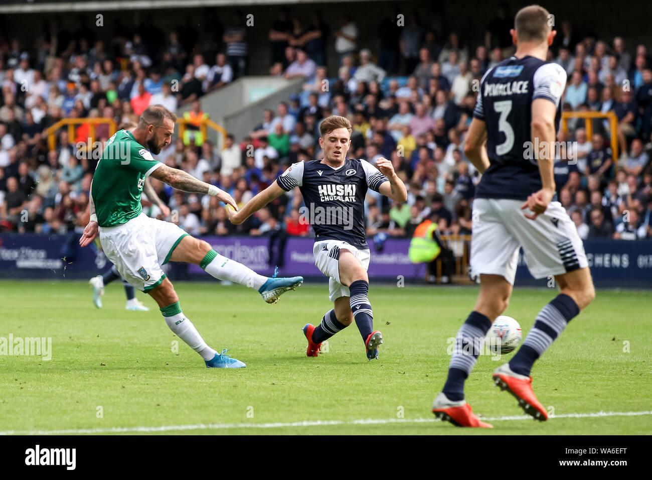 Steven Fletcher de Sheffield Mercredi a un tir au but lors de l'EFL Sky Bet match de championnat entre Millwall et Sheffield Wednesday à la Den, Londres, Angleterre le 17 août 2019. Photo de Ken d'Étincelles. Usage éditorial uniquement, licence requise pour un usage commercial. Aucune utilisation de pari, de jeux ou d'un seul club/ligue/dvd publications. Banque D'Images