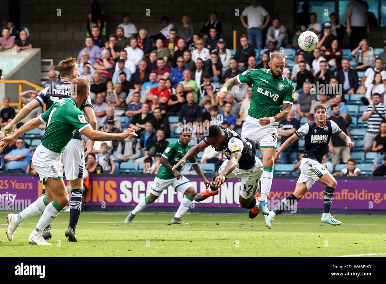 Steven Fletcher de Sheffield Mercredi a un en-tête au but au cours de l'EFL Sky Bet match de championnat entre Millwall et Sheffield Wednesday à la Den, Londres, Angleterre le 17 août 2019. Photo de Ken d'Étincelles. Usage éditorial uniquement, licence requise pour un usage commercial. Aucune utilisation de pari, de jeux ou d'un seul club/ligue/dvd publications. Banque D'Images