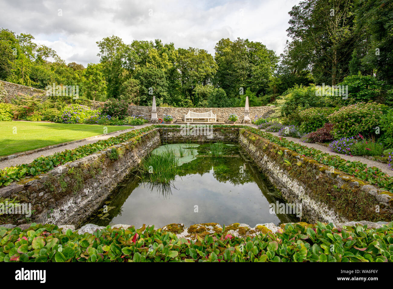 Menai Bridge, Wales, UK - Aug 15, 2019 : avis de l'étang rectangulaire du jardin formel de la Plas Cadnant Estate Banque D'Images