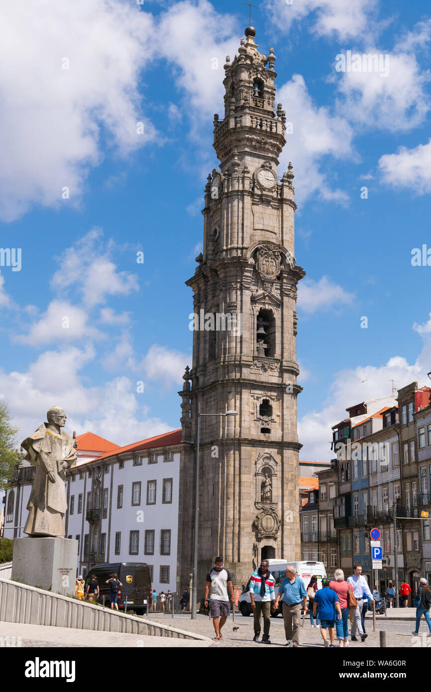 Scène de rue de Porto Portugal Torre de Tour des Clercs du clergé trottoir chaussée tour sculpture statue de pierre Évêque de Porto Banque D'Images