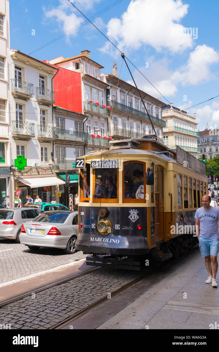 Portugal Porto Porto Rua dos Clérigos Scène de rue vieux rails de tramway tramway trafic voitures lignes trottoirs balcons maisons magasins Boutiques Banque D'Images