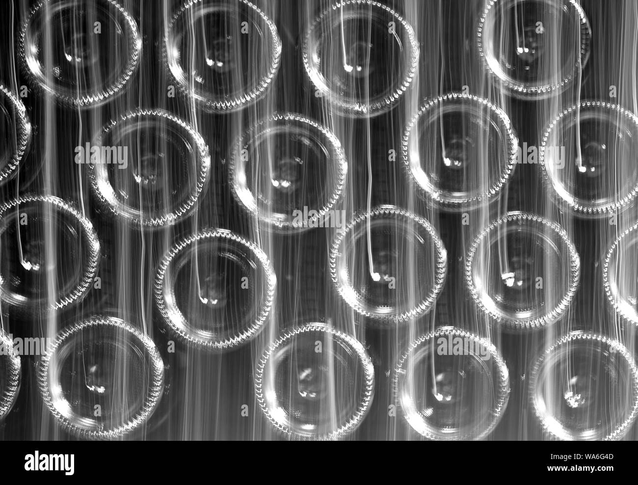Résumé fond noir et blanc avec des problèmes de mise au point sur les anneaux de verre bouteilles, texture Banque D'Images