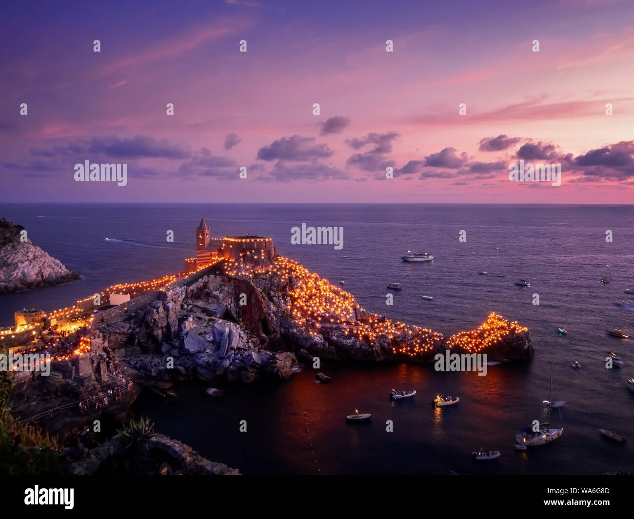 Coucher du soleil voit le début de la fête de la Vierge Blanche, Portovenere, Ligurie, Italie. Événement religieux annuel en souvenir d'un miracle en 1399. Banque D'Images