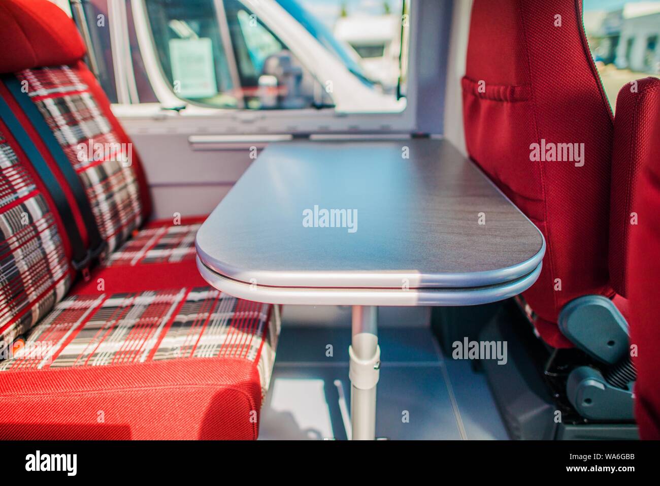 Élégante et moderne, cette Table Dinette RV Camping-car. Au cours de la  préparation et la consommation sur la route RV. Camping de l'intérieur  Photo Stock - Alamy