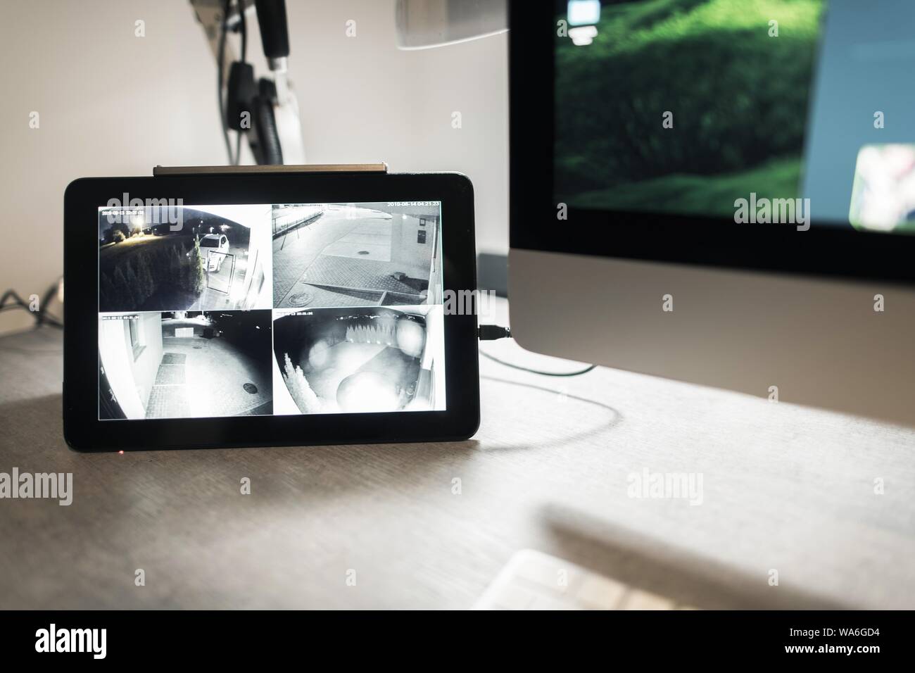 Les caméras de surveillance. CCTV Caméra de sécurité réseau d'accueil de suivi sur une tablette. Fonction de vision proche. Banque D'Images