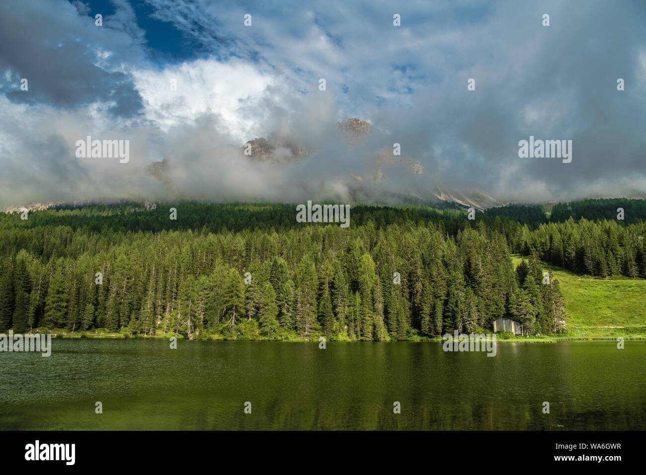 L'été au lac de Misurina Dolomites en italien. Alpine pittoresque Destination. Banque D'Images