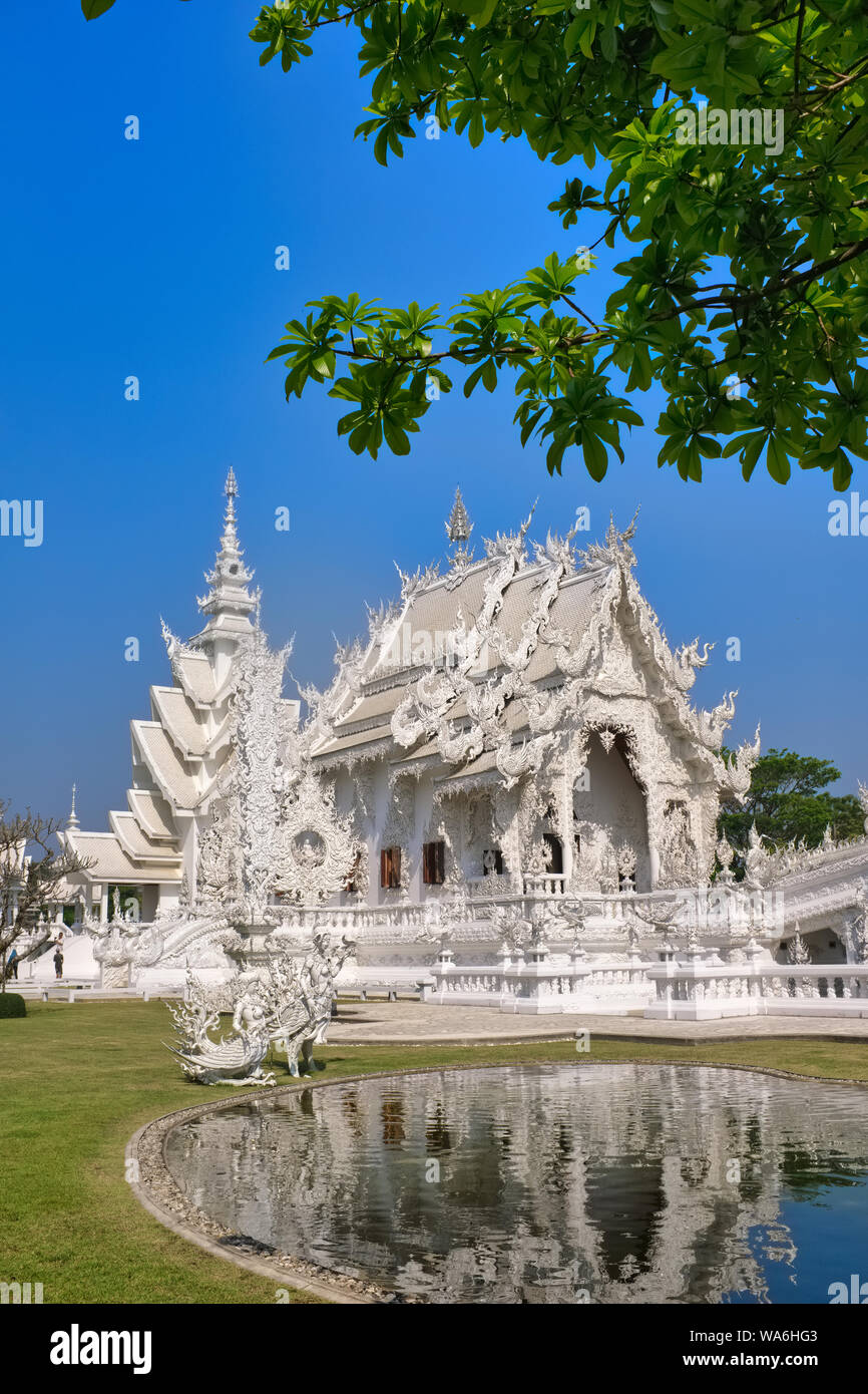 Wat Rong Khun blanc ou le temple à Chiang Rai, Thaïlande, créé par l'artiste Chalermchai visual Kositpipa Banque D'Images