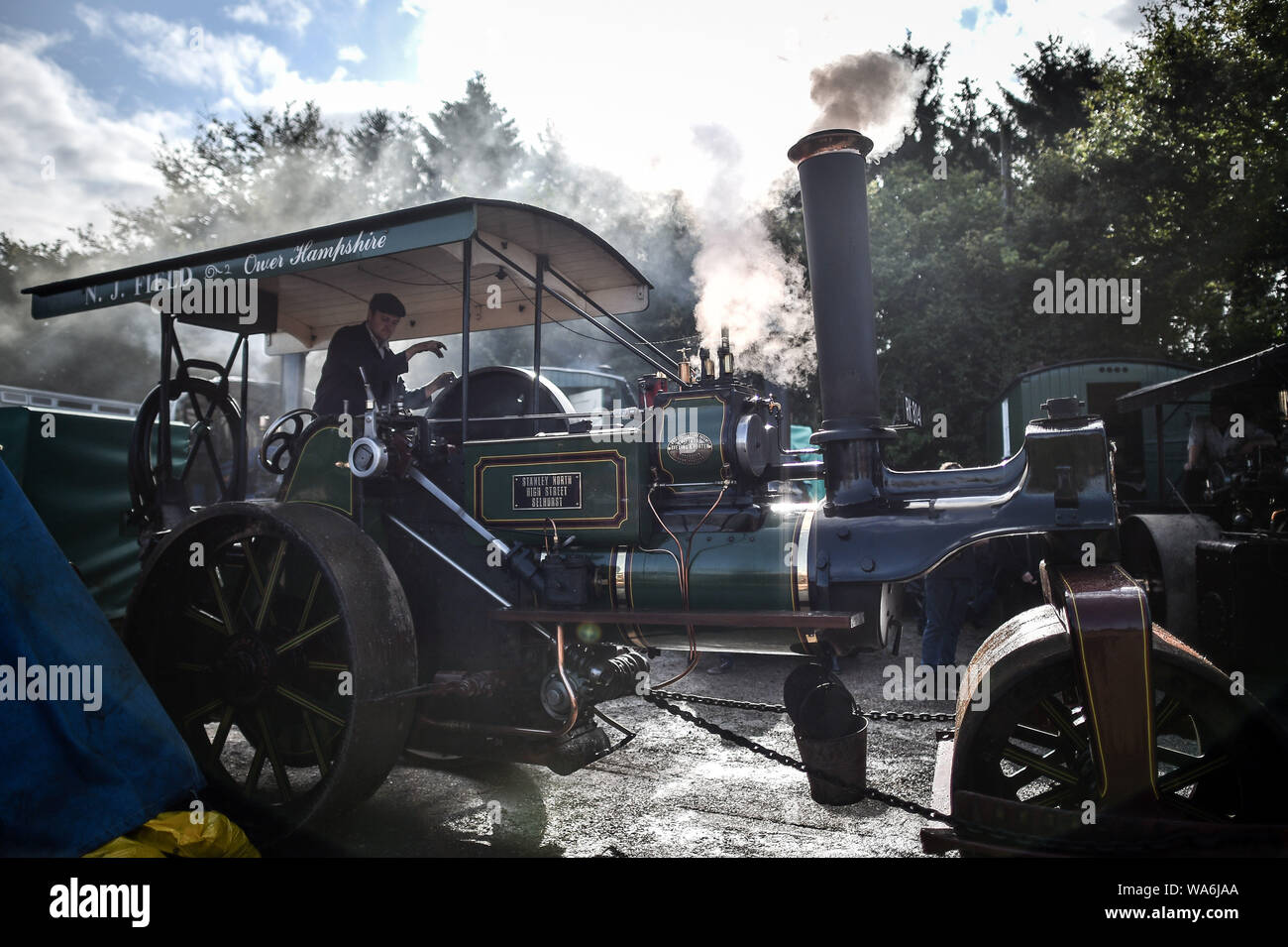 Un moteur de traction à vapeur Drusilla's Inn, près de Horton, Dorset, comme des dizaines de véhicules à vapeur se préparent à faire le voyage jusqu'à la grande foire de vapeur Dorset, où ils seront rejoints par des milliers de passionnés de célébrer la puissance de la vapeur à partir de 22 Août sur le week-end férié. Banque D'Images