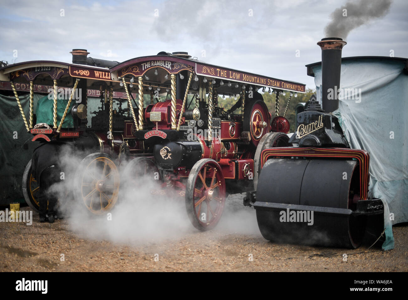 Showman et moteurs de traction à vapeur Drusilla's Inn, près de Horton, Dorset, comme des dizaines de véhicules à vapeur se préparent à faire le voyage jusqu'à la grande foire de vapeur Dorset, où ils seront rejoints par des milliers de passionnés de célébrer la puissance de la vapeur à partir de 22 Août sur le week-end férié. Banque D'Images