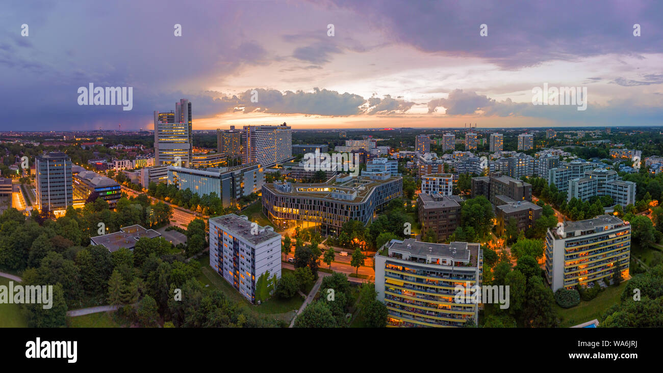 Au-dessus de Munich, un droneshot panoramique dans la soirée colorée avec des bâtiments de bureau dans une direction de travail. Banque D'Images