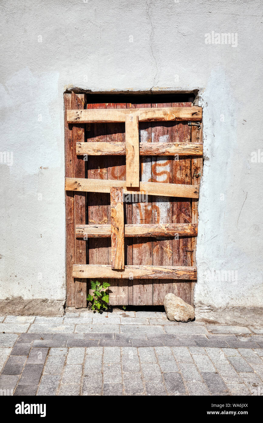 La porte en bois d'un bidonville house barrée avec bandes de Hamamonu, Ankara, Turquie Banque D'Images