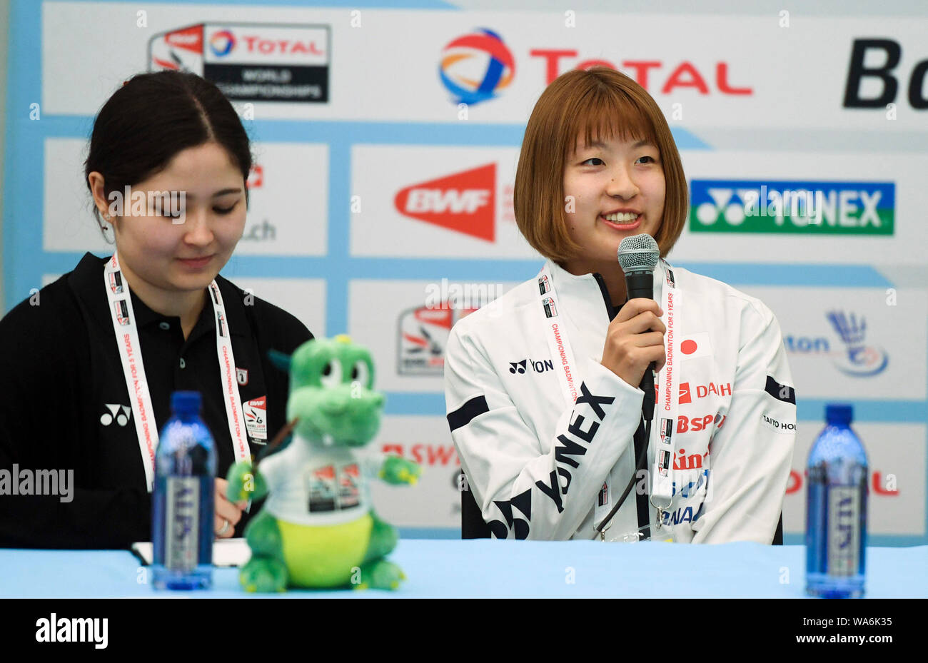 Bâle, Suisse. 18 août 2019. Nozomi Okuhara (R) du Japon parle au cours de la conférence de presse d'avant match des Championnats du Monde 2019 de Badminton . Source : Xinhua/Alamy Live News Banque D'Images