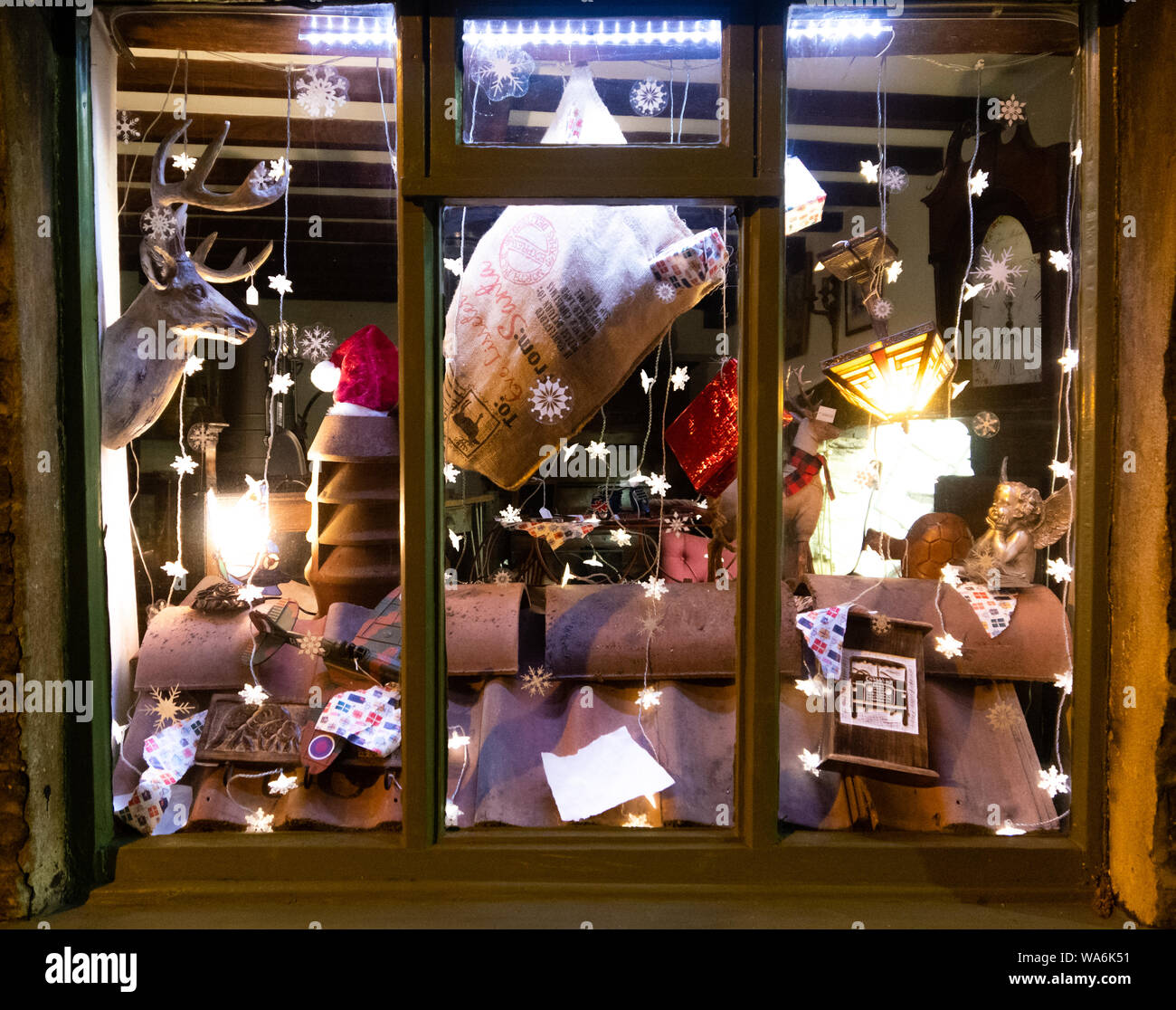 Affiche la fenêtre de Noël dans un magasin indépendant, England, UK Banque D'Images