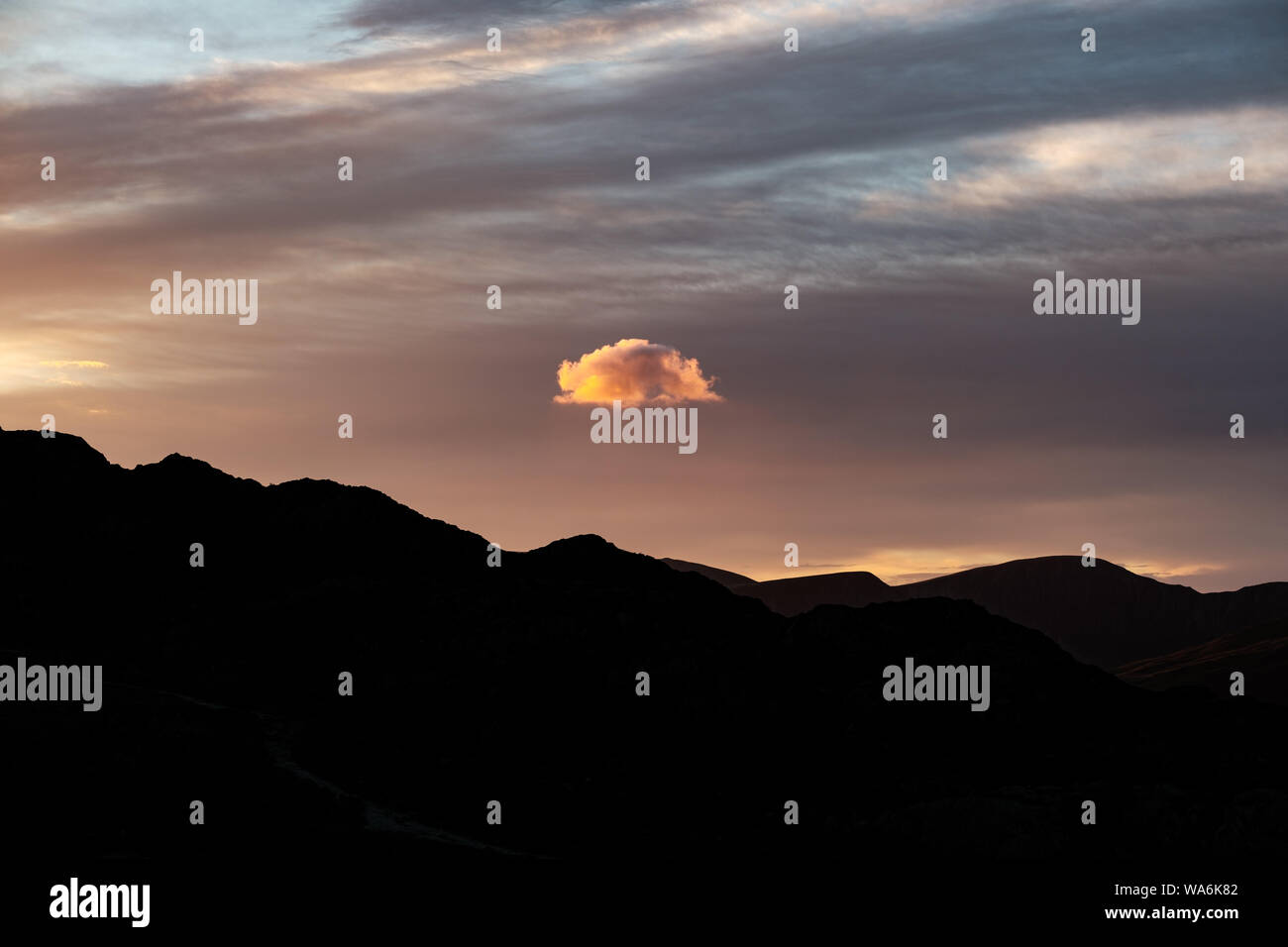 Seul nuage au-dessus de la silhouette de la montagne (Lake District) Banque D'Images