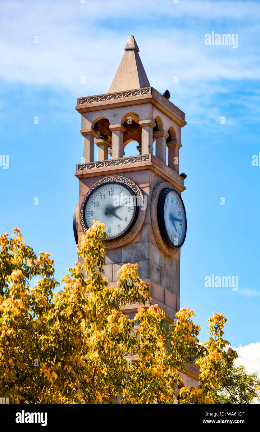 Tour de l'horloge historique contre le ciel bleu en arrière-plan Hamamonu, Ankara, Turquie Banque D'Images