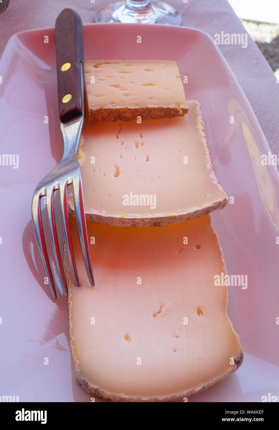 Plateau de fromages artisanaux fabriqués avec du lait de vaches d'élevage de montagne Banque D'Images