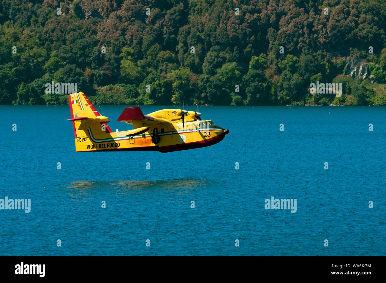 Avion Canadair CL-415 des pompiers en vol sur le lac Albano pour charger l'eau, Parc Régional des Castelli Romani, Rome, Latium, Italie Banque D'Images