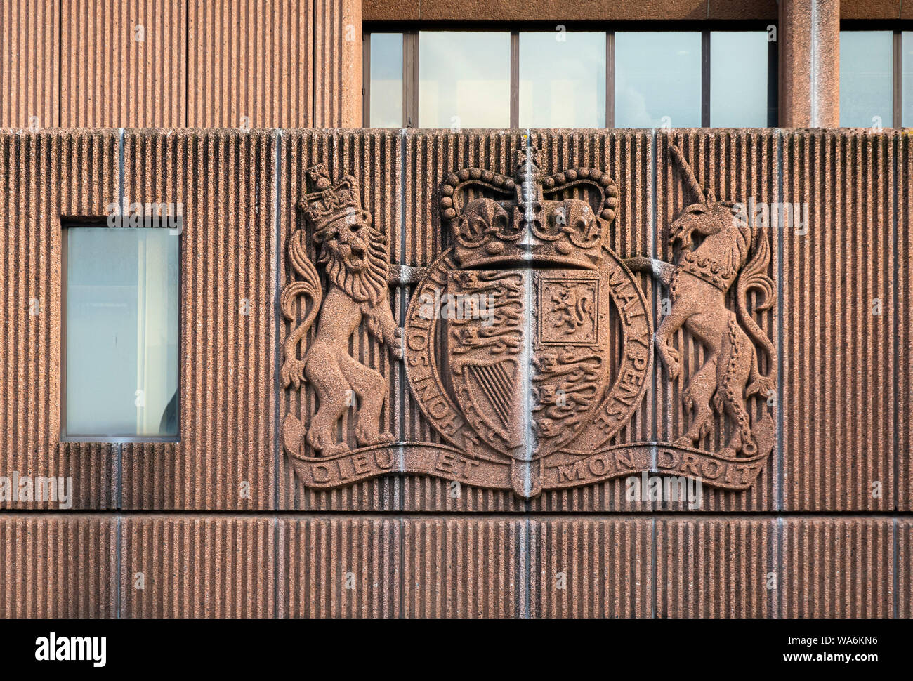 Logo ci-dessus l'entrée de la reine Elizabeth's Law Courts à Liverpool Banque D'Images