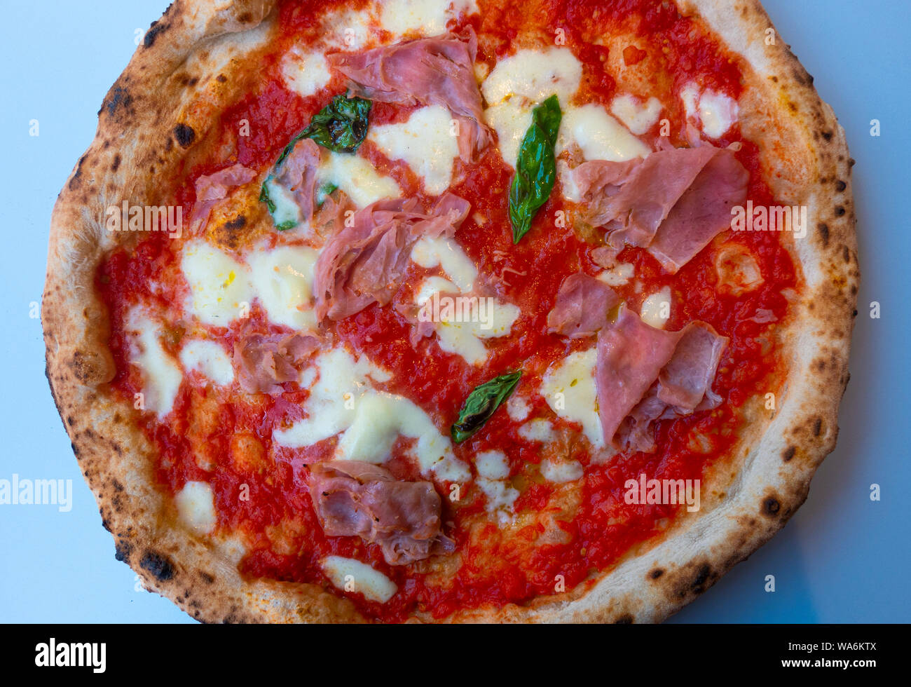 Mozzarella​ avec pizza, sauce tomate, basilic et jambon cuit Banque D'Images