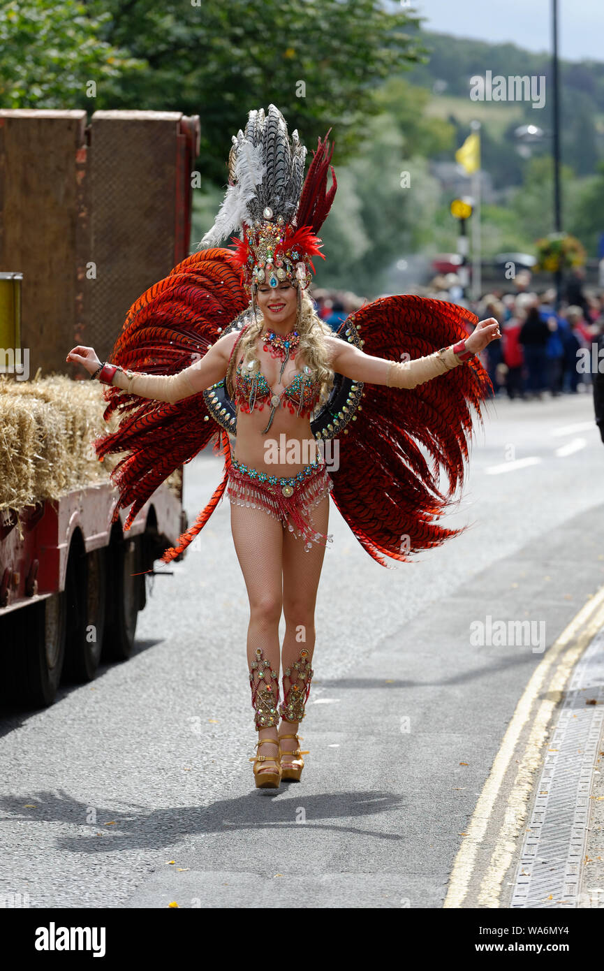 Danseuse de samba les battements du Brésil à la ville de Perth salue le long de la Tay Street Perth, Ecosse Banque D'Images