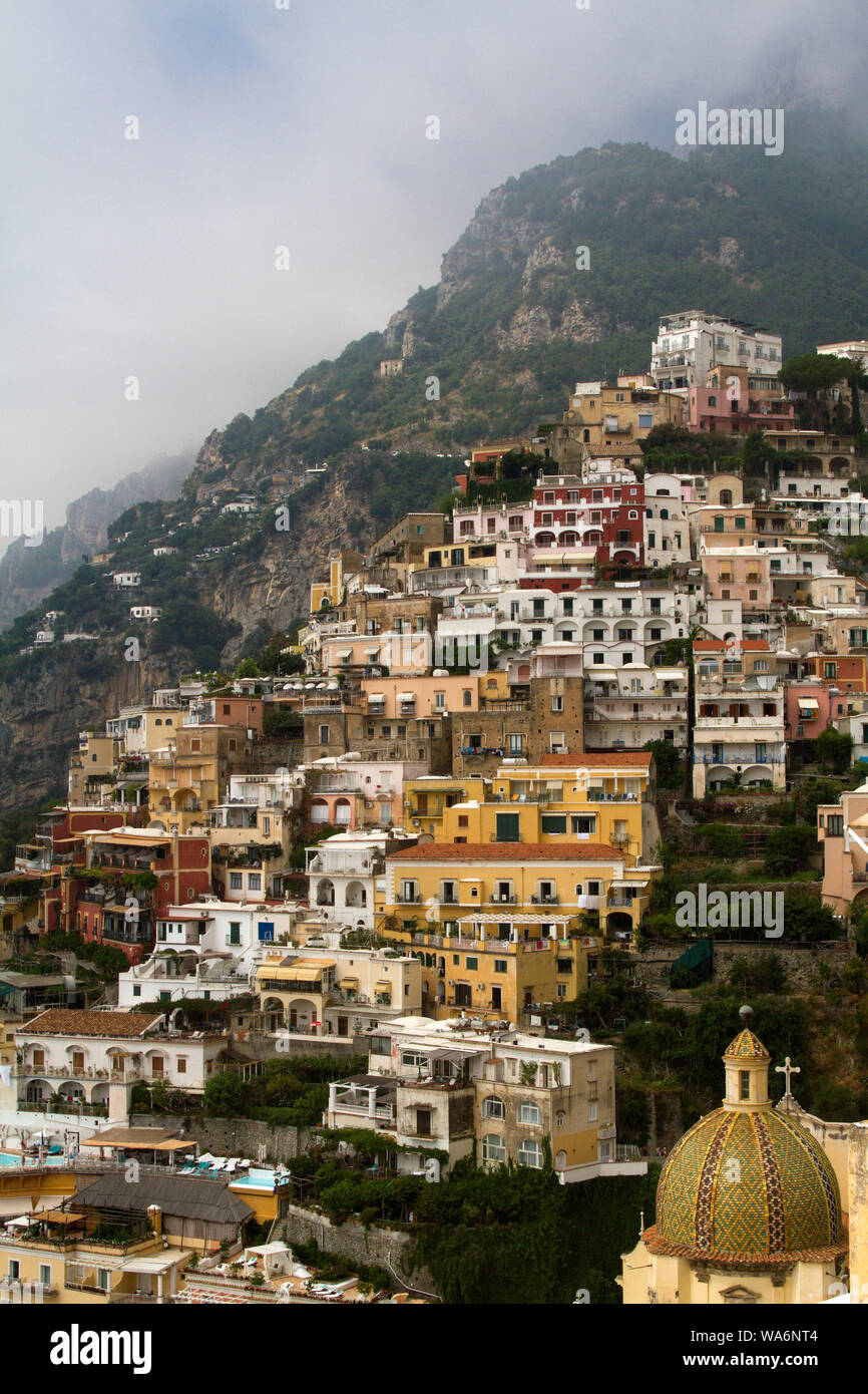 Vue depuis les collines des hôtels et maisons colorés construits sur une colline au-dessus de Positano sur la côte amalfitaine, en Italie Banque D'Images