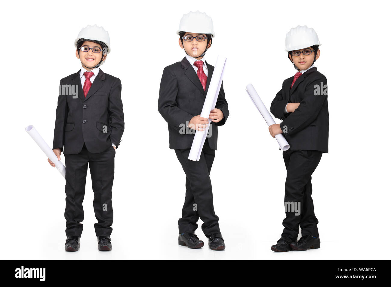 Plusieurs images d'un garçon prétendant être un architecte et tenant des plans Banque D'Images