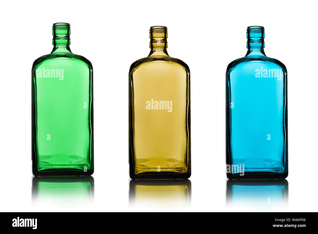 Trois bouteilles d'alcool vides de couleur différente du verre. White isolent. Banque D'Images