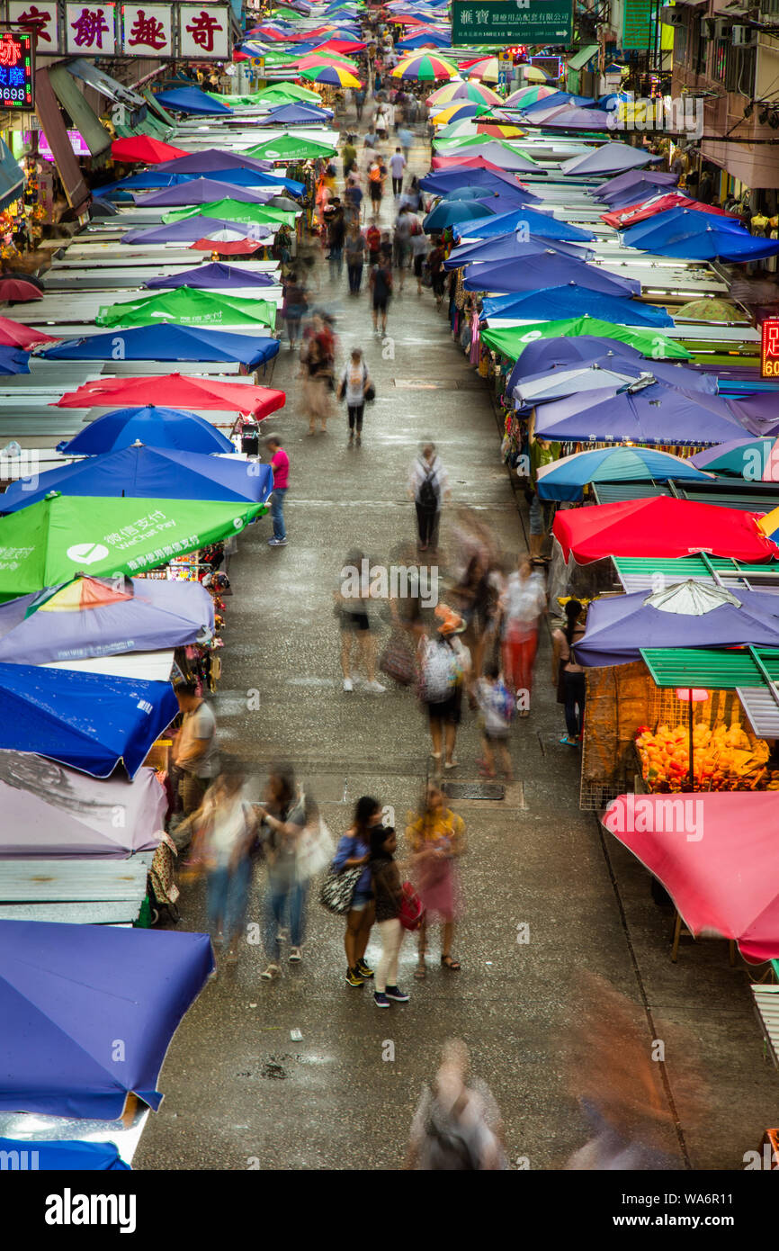 Fa Yuen Street Market dans le quartier de Mong Kok, Hong Kong un jour de pluie Banque D'Images