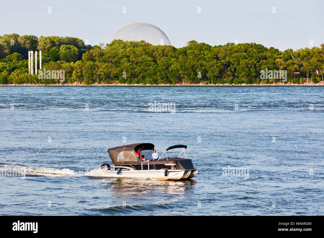 Bateau naviguant sur le fleuve Saint-Laurent avec Saint Helen's Island et à l'arrière-plan de la biosphère à Montréal, Canada Banque D'Images