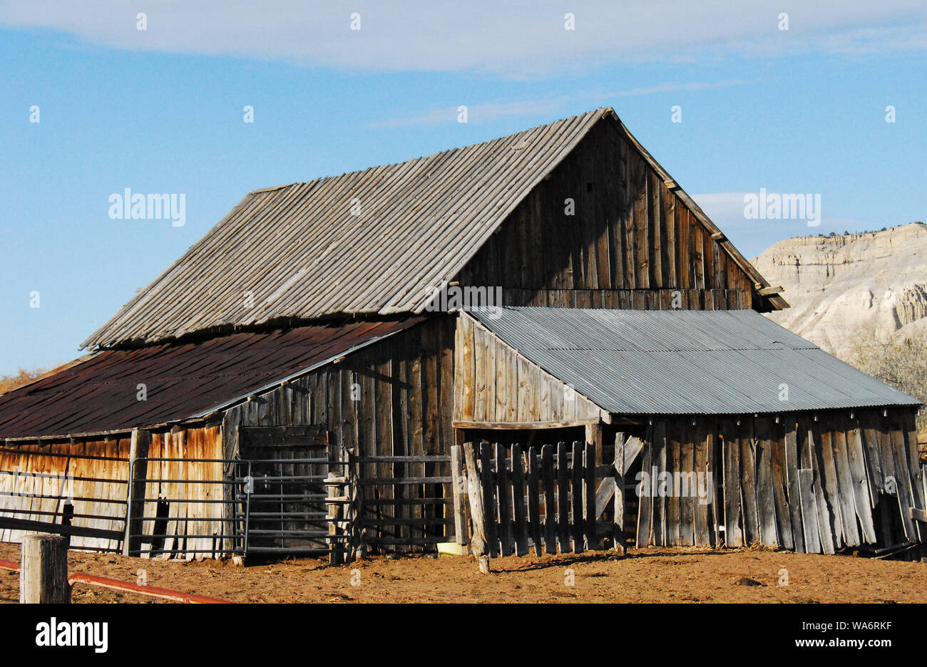 Un portrait d'Americana sous la forme d'une vieille grange en bois sur un ranch dans le désert de l'Arizona, USA Banque D'Images