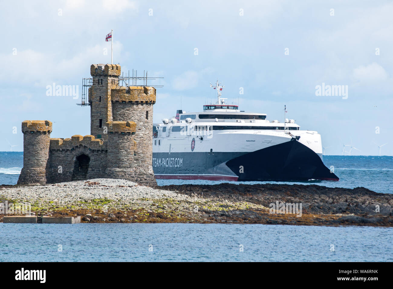 Après une course de Liverpool, ferry à grande vitesse Manannan passe le Tour Refuge sur l'île de St Mary's à l'entrée de Douglas Harbour sur l'île de Man. Banque D'Images
