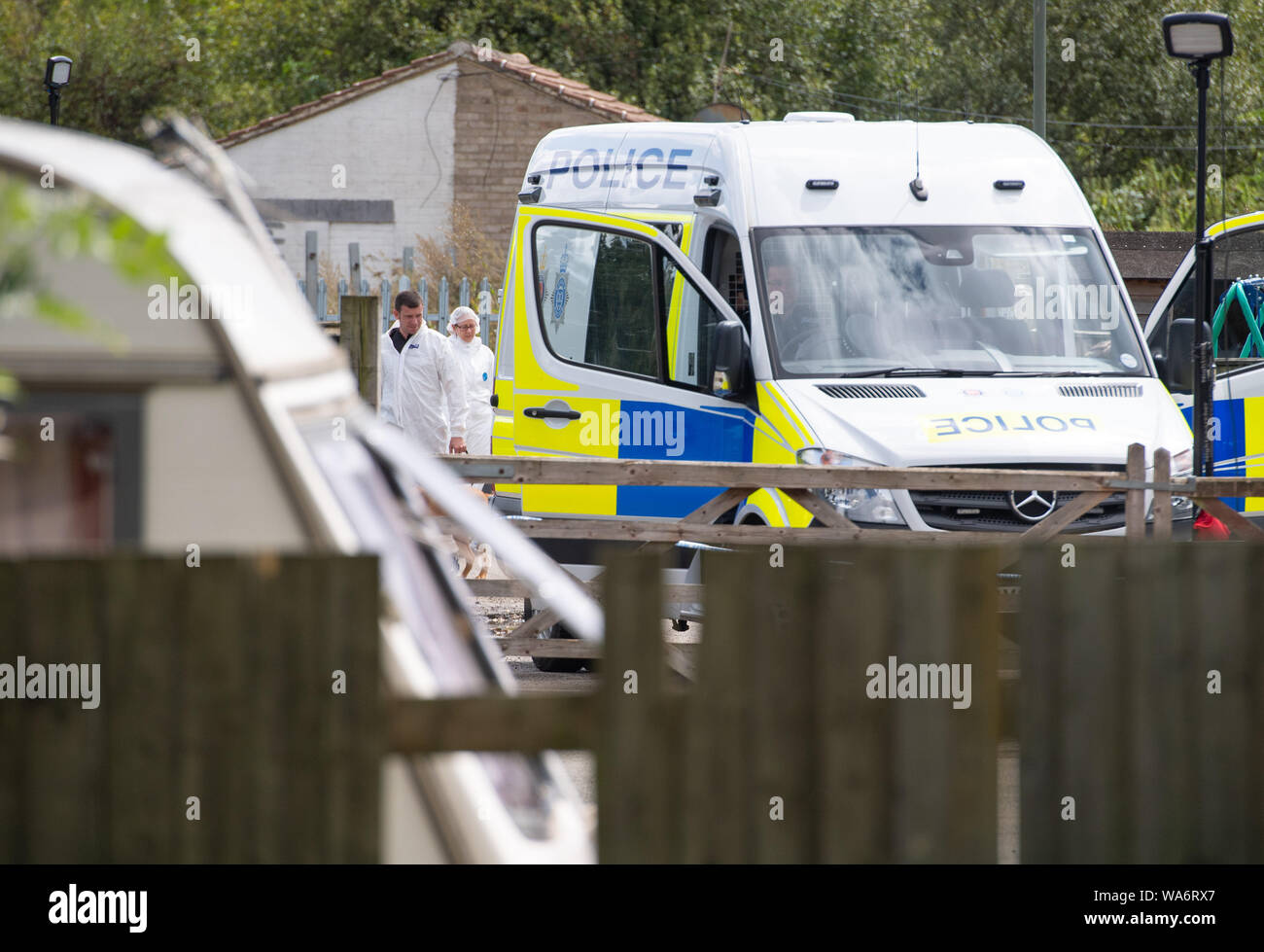 La police continuent leur recherche des quatre coins à Padworth Road, près de Burghfield, commun à l'occasion de la mort de Harper, 28 Pc, suite à un "incident grave" à environ 23 h 30 le jeudi à proximité de l'A4 Bath Road, entre lecture et Newbury, au village de Sulhamstead dans le Berkshire. Banque D'Images