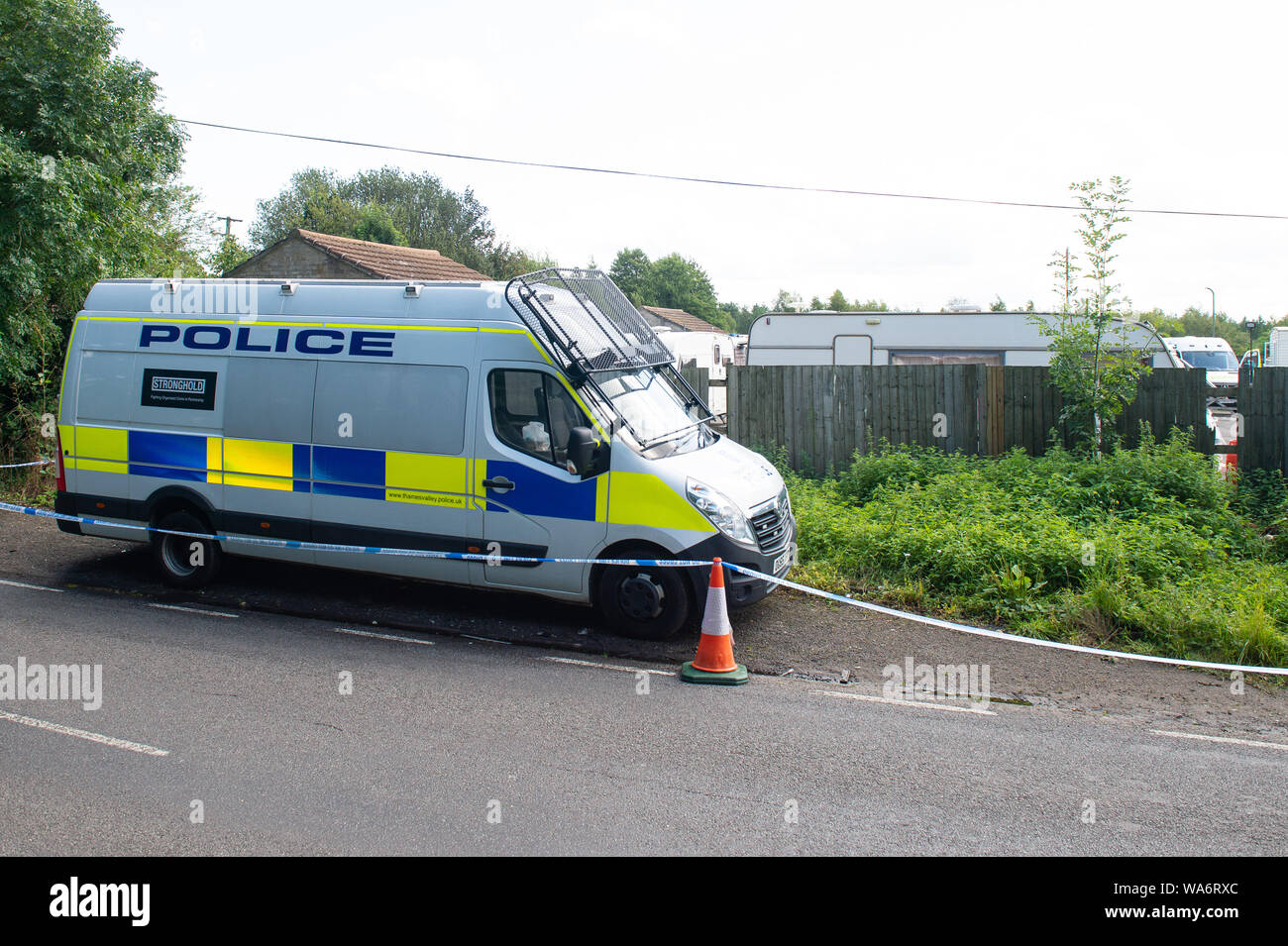 La police continuent leur recherche des quatre coins à Padworth Road, près de Burghfield, commun à l'occasion de la mort de Harper, 28 Pc, suite à un "incident grave" à environ 23 h 30 le jeudi à proximité de l'A4 Bath Road, entre lecture et Newbury, au village de Sulhamstead dans le Berkshire. Banque D'Images