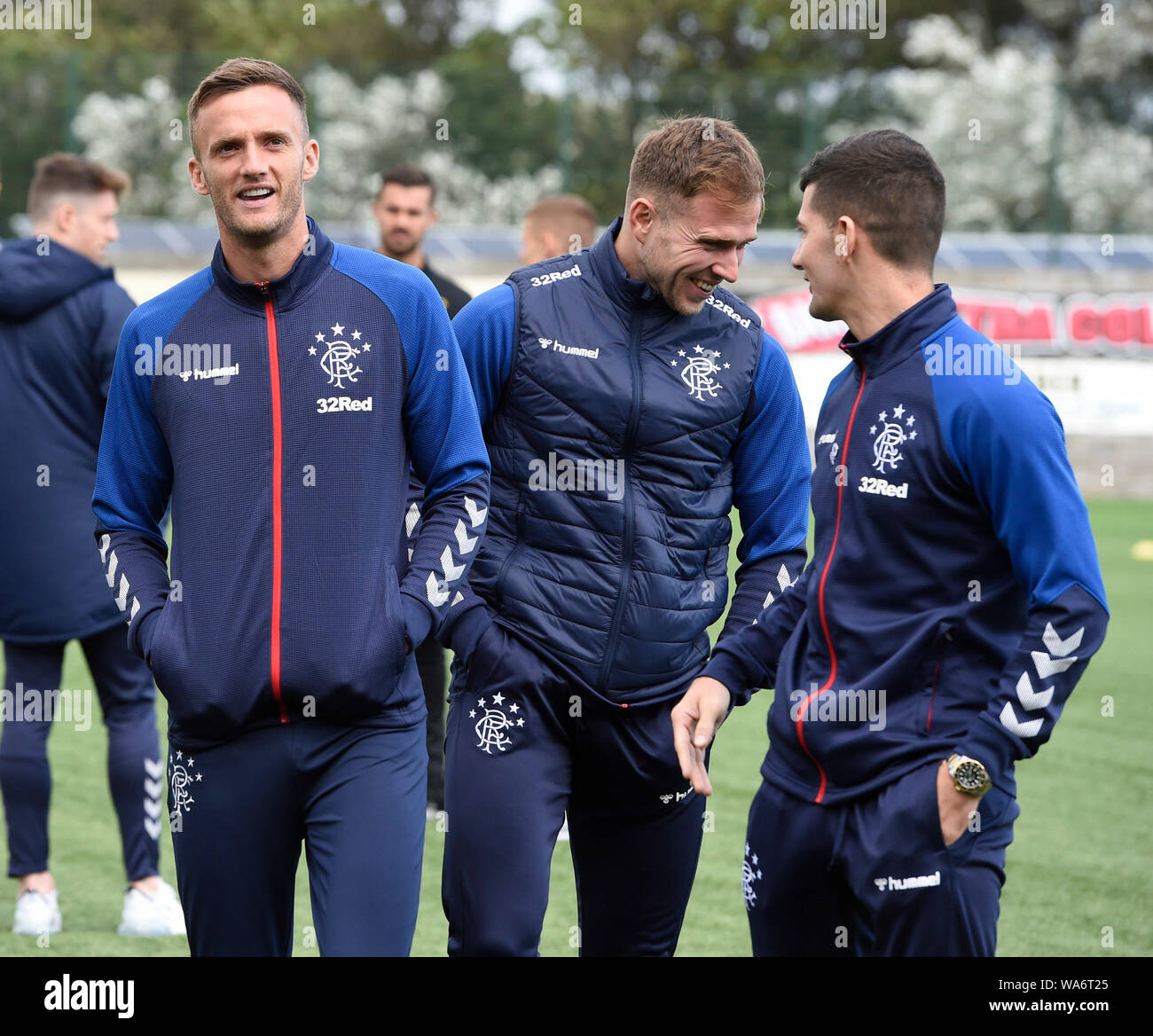 Rangers nouveau prêt signature Andy King (à gauche) avec Greg Docherty et Jordan Jones sur le parc avant le deuxième tour de la Coupe Betfred au stade de Bayview, Fife. Banque D'Images