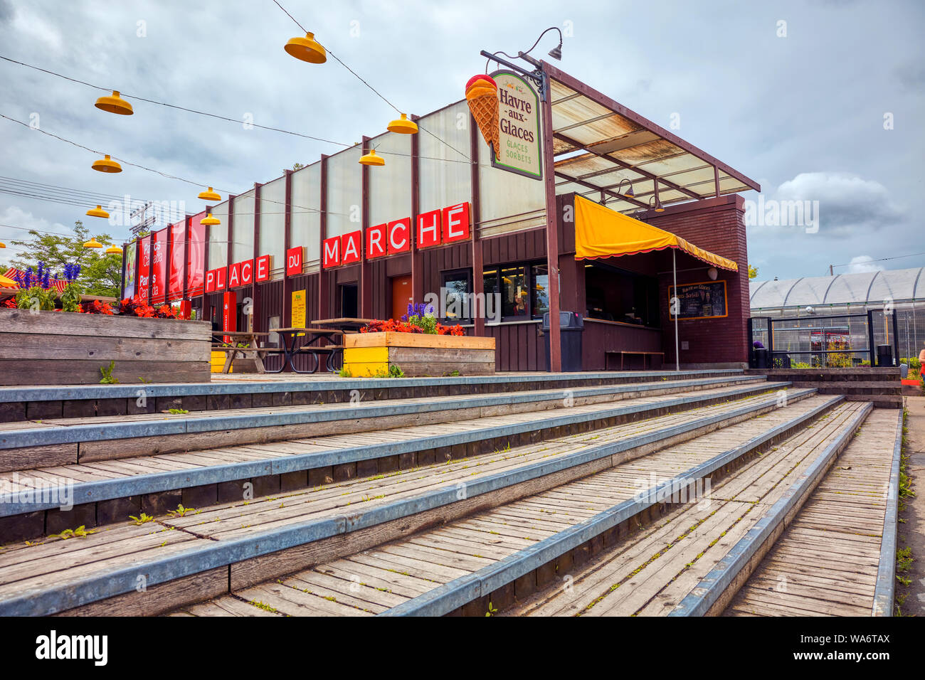 Place du marché public market building et Havre-aux-Glaces ice cream shop à Montréal, Québec, Canada. Banque D'Images