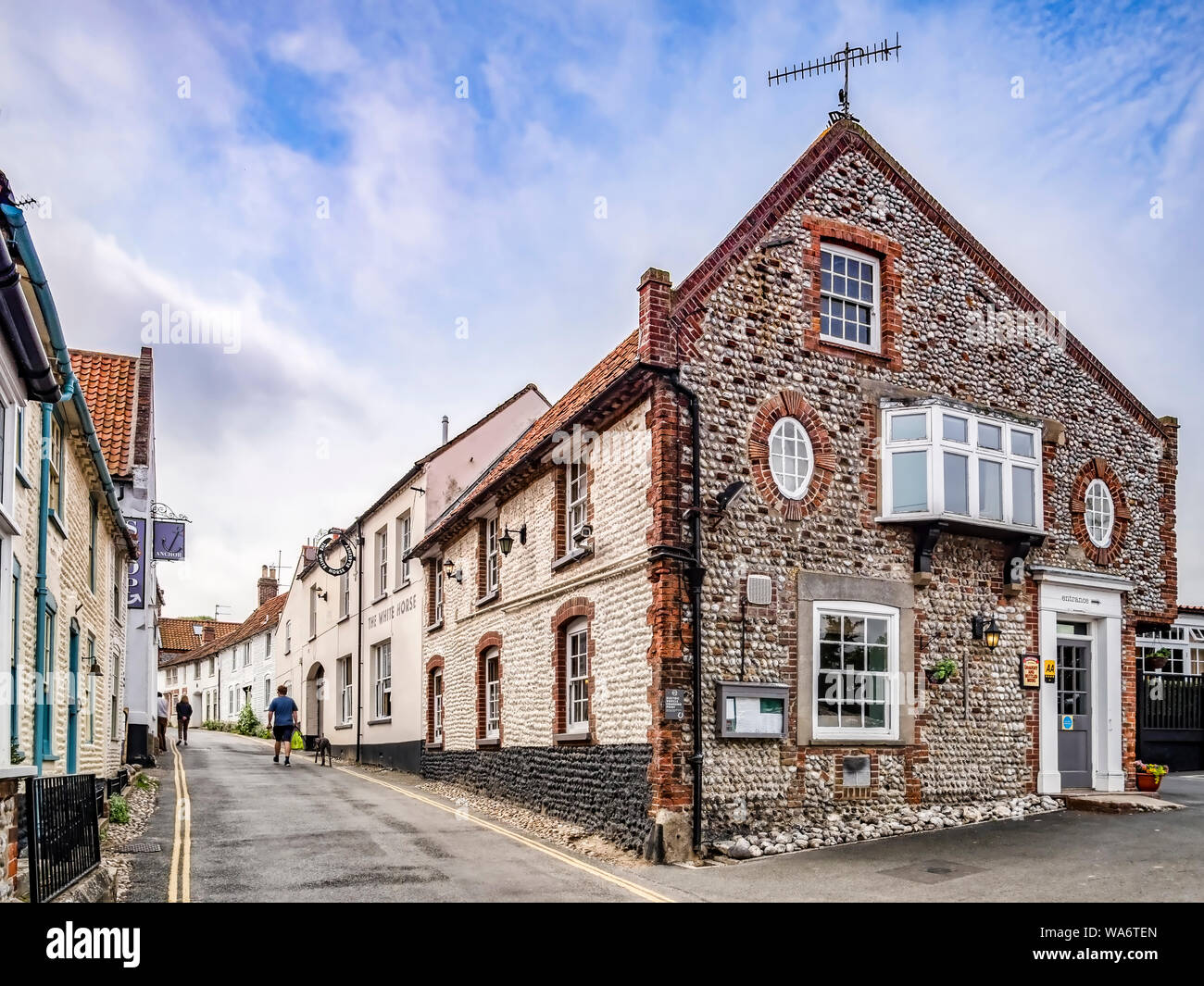 23 Juin 2019 : Blakeney, Norfolk, UK - High Street, Blakeney, avec un style traditionnel avec des bâtiments. Banque D'Images