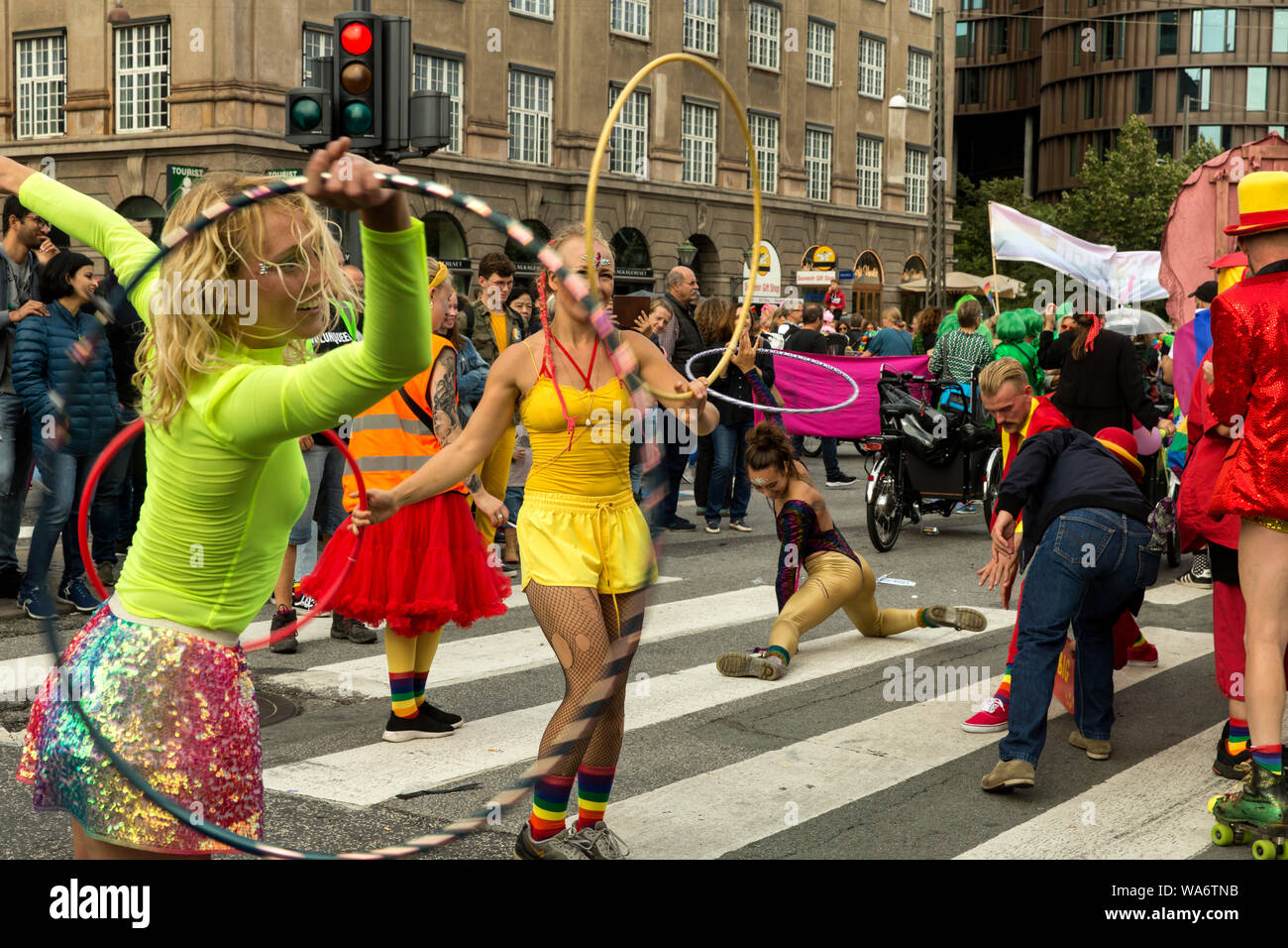 Les participants ont vu à la Copenhagen Pride Parade 2019 le 17 août 2019 à Copenhague, Danemark. La parade danois continue de grandir : Cette année, le défilé était composé de quelque 160 groupes, comptant 35 - 40.000 participants et le long de la route longue de 3,3 km de l'Hôtel de ville de Copenhague, Frederiksberg City Hall quelques 250,000 - 300,000 spectateurs étaient alignés. La parade avec la Pride Week a eu lieu depuis 1996. Coca Cola est le parrain principal de la Semaine de la fierté de cette année, que le nom de l'organisateur "un Festival de la diversité". (Byline : Photo par OJPHOTOS/Alamy) Banque D'Images