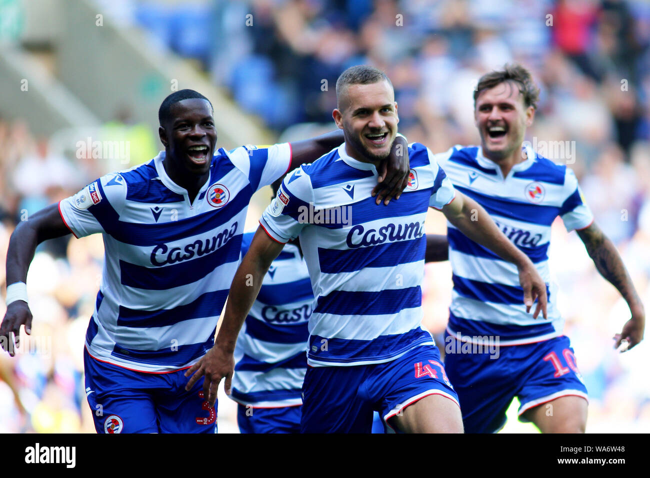 George Puscas de lecture (centre) célèbre après avoir marqué son premier but avec l'équipe de Tyler Frost de lecture à gauche et John Swift de lecture le droit au cours de l'EFL Skybet match de championnat, la lecture v Cardiff City au Madejski Stadium le dimanche 18 août 2019 . Cette image ne peut être utilisé qu'à des fins rédactionnelles. Usage éditorial uniquement, licence requise pour un usage commercial. Aucune utilisation de pari, de jeux ou d'un seul club/ligue/dvd publications. Photos par Tom Smeeth/Andrew Orchard la photographie de sport/Alamy live news Banque D'Images