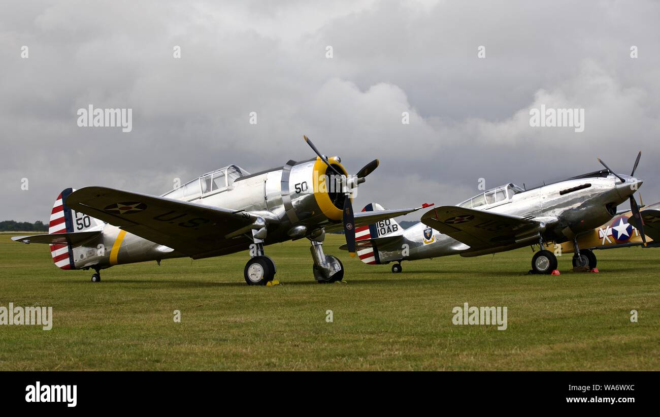 Curtiss-Wright P-36C (G-CIXJ) et Curtiss-Wright P.40C (G-CIIO) sur l'aire au Flying Legends Airshow le 14 juillet 2019 Banque D'Images