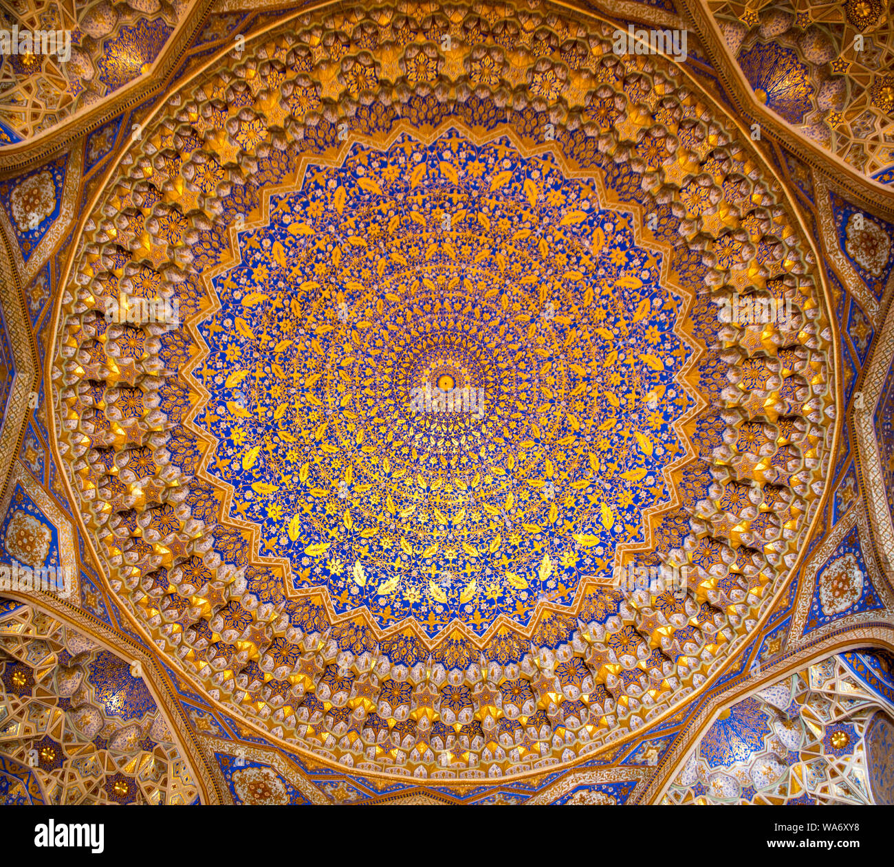 Plafond à motifs complexes dans Tilla Kari Madrasah en Ouzbékistan Banque D'Images