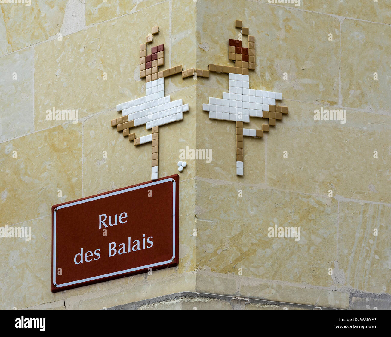 Conception de mosaïque pixélisé au-dessus le nom de la rue (par l'artiste de rue, appelée 'Invader'), Tours, France. Banque D'Images