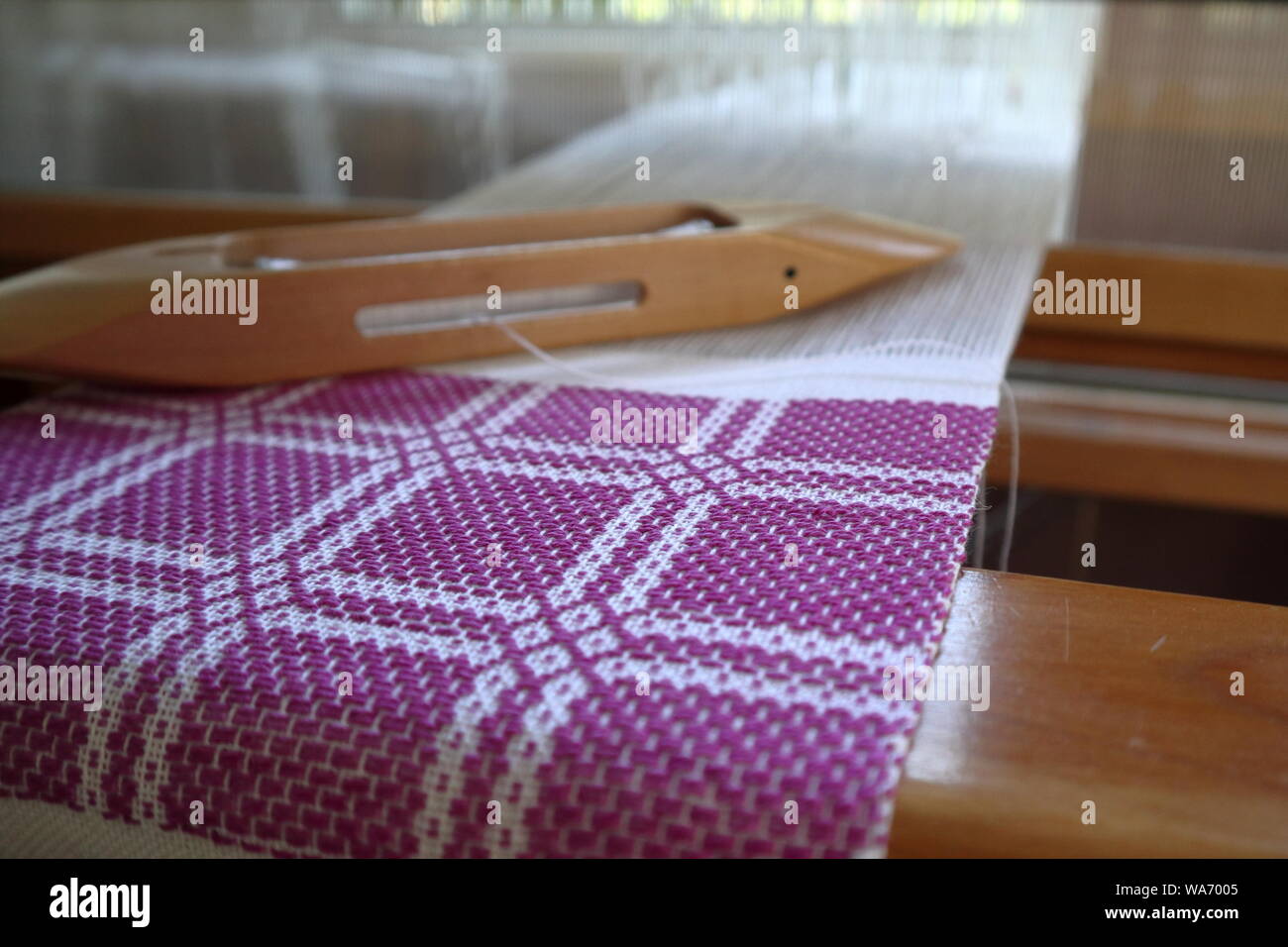 L'été et l'hiver sur le métier à tisser à la main avec une navette, blanc, chaîne et trame en coton, motif violet et motif Motif coton mercerisé Banque D'Images