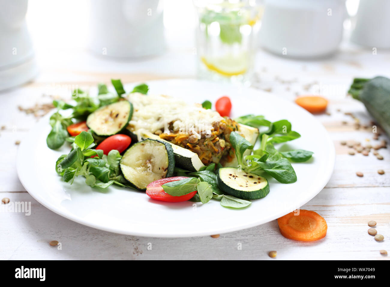 La nourriture, un appétissant plat de dîner servi sur une assiette. Régime alimentaire sain. Plat végétarien. Banque D'Images