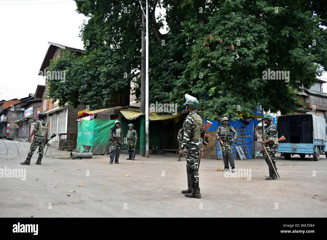 Troopers paramilitaires montent la garde pendant le couvre-feu dans la région de Srinagar.strict couvre-feu et d'une panne de communication totale dans la vallée du Cachemire à la suite de la décision prise par le gouvernement central d'abolir l'article 370 qui accorde un statut spécial à Jammu-et-Cachemire. Banque D'Images